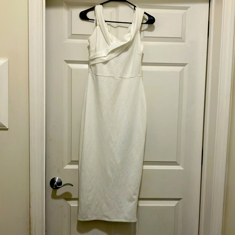 Body con formal dress color is more of an ivory size(M).